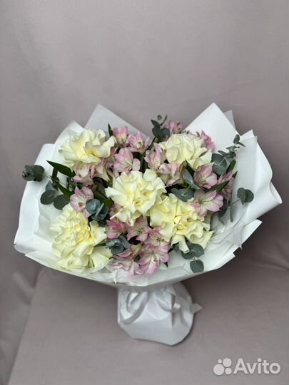 Французские розы с альстромерией