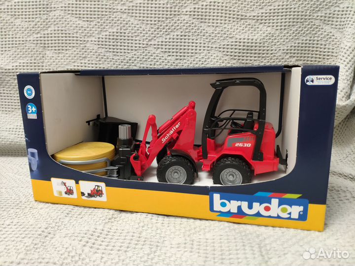 Трактор погрузчик с рулоном Bruder