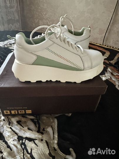 Кроссовки женские