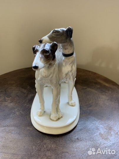 Фарфоровая статуэтка Собаки