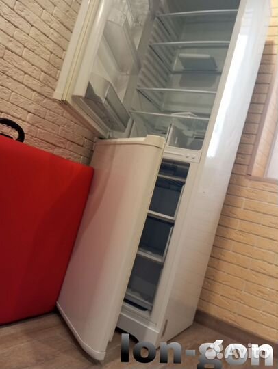 Холодильник ariston