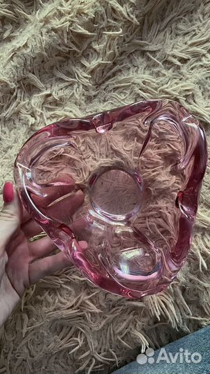 Ваза из розового стекла