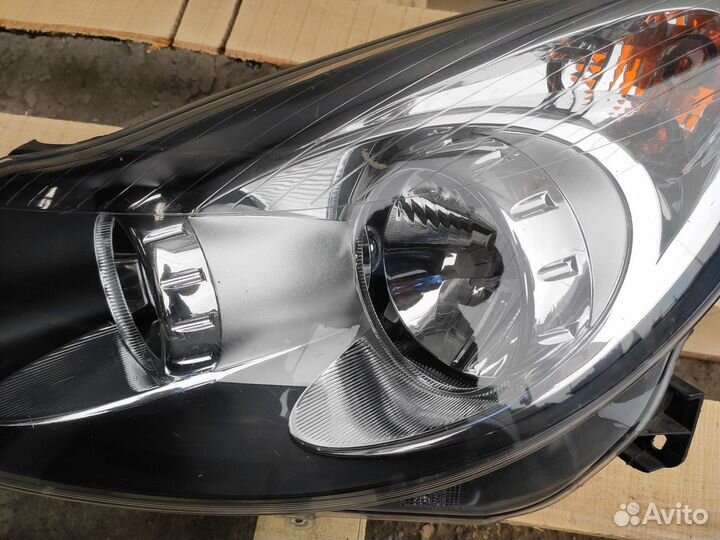 Фара левая Черная на Опель Corsa D Дорестайлинг