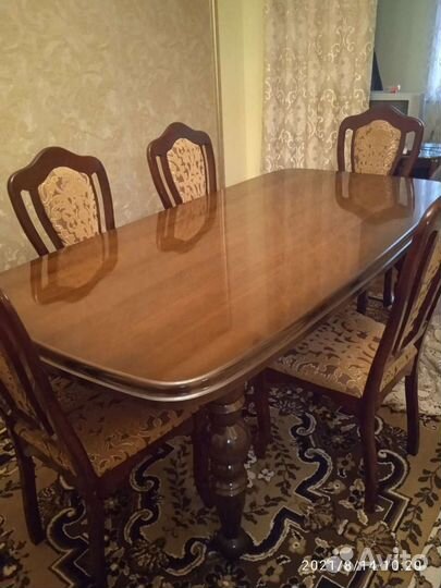 Стол и стулья