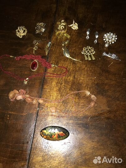 Серьги, броши