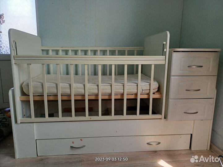 Детская кроватка с маятником и ящиком