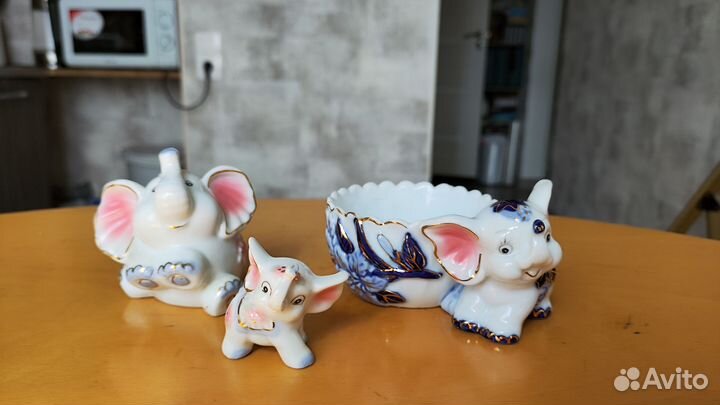 Фарфоровый слоники: вазочка, копилка и статуэтка