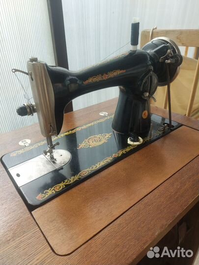 Швейная машинка с тумбой