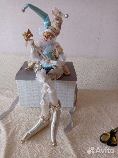 Кукла фарфоровая заводная музыкальный Арлекино