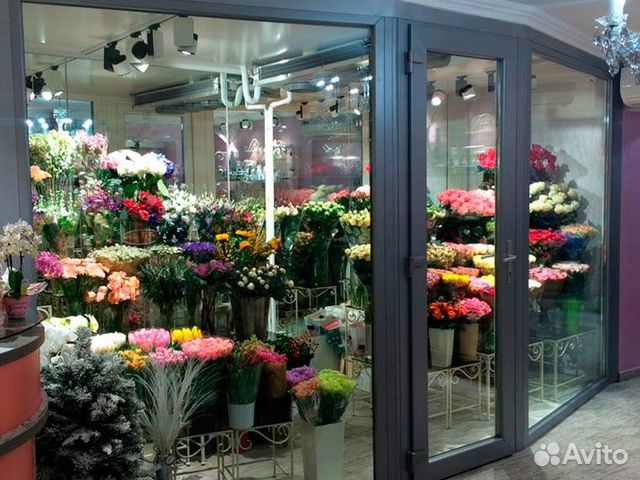 Витрина в цветочном магазине фото
