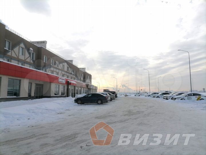 Торговое помещение с витражами и большой парковкой