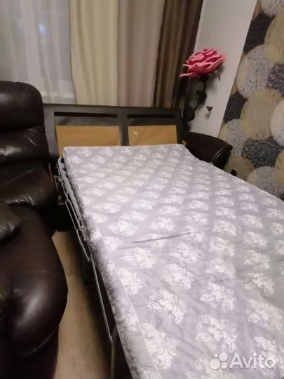 Угловой кожаный диван