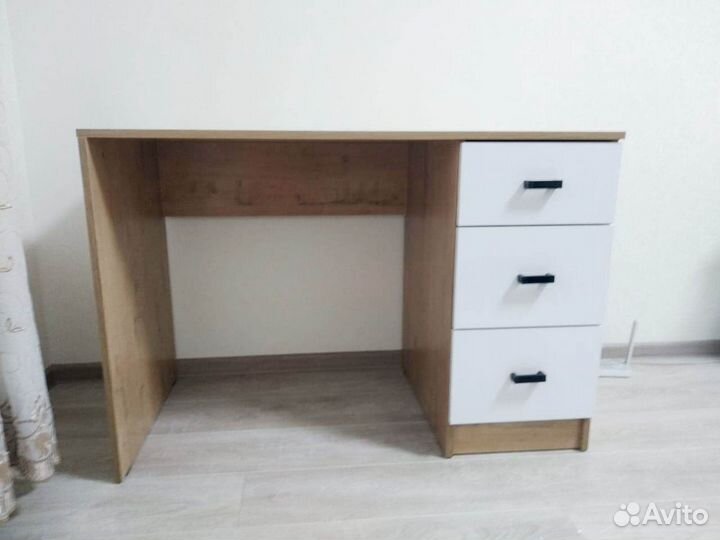 Стол письменный