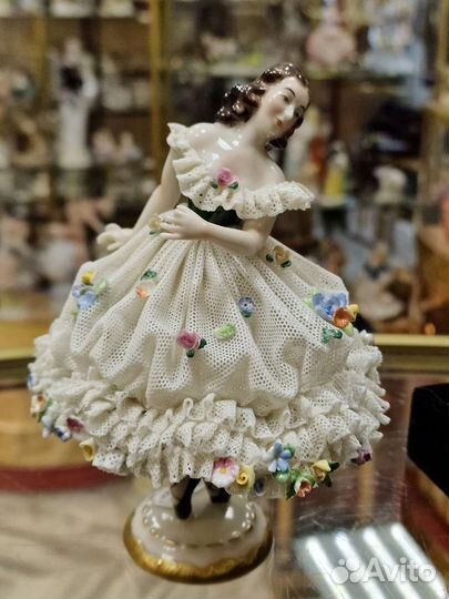 Статуэтка балерина в платье с цветами