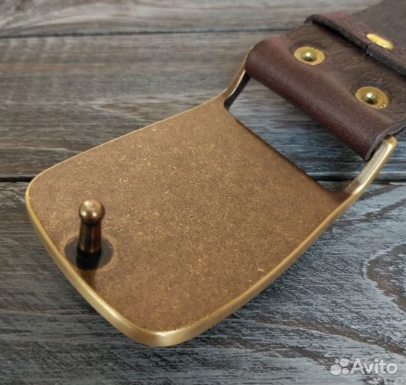 Ремень из натуральной кожи с бляхой 