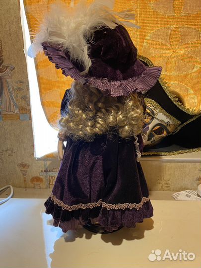 Кукла фарфоровая