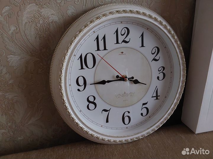 Часы новые настенные белые