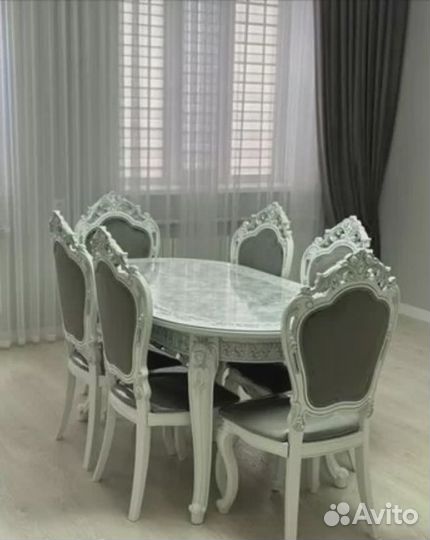 Кухонный стол и стулья в комплекте