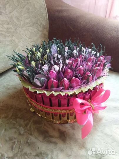 Сладкий подарок с цветами