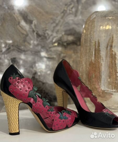 Love moschino босоножки 35,5 р-р