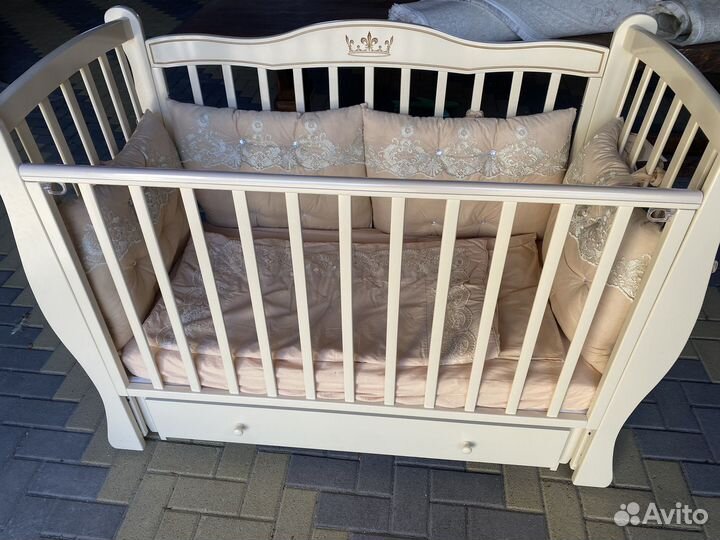 Детская кроватка с маятником