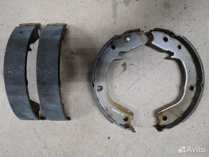 Колодки барабанные задние Mitsubishi Pajero 1990