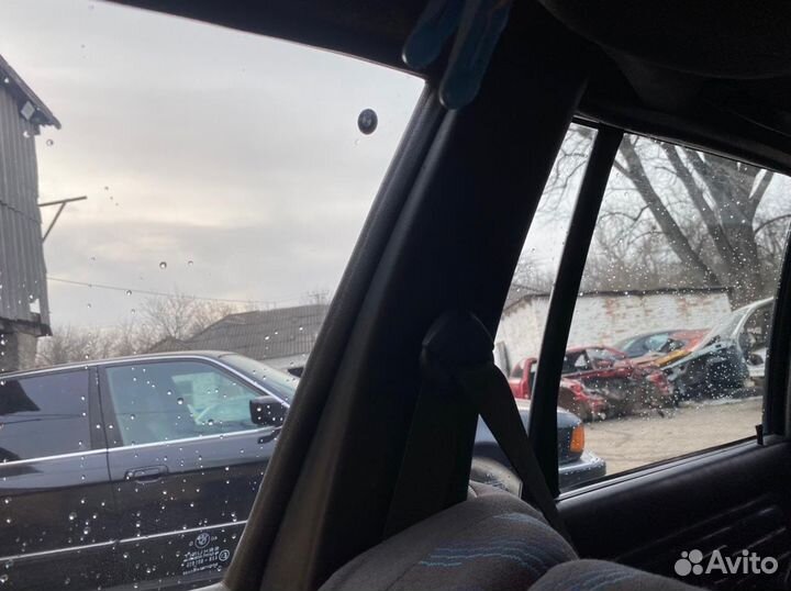 Обшивки стойки кузова BMW E30