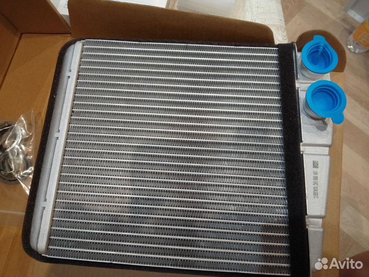 Продам радиатор отопителя на Фольксваген Тигуан