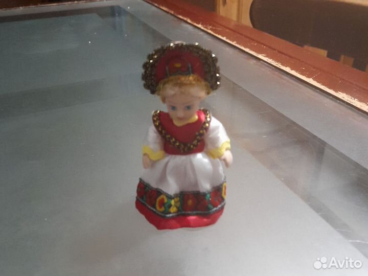 Коллекционная керамическая кукла в народном костюм