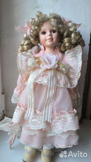 Кукла фарфоровая