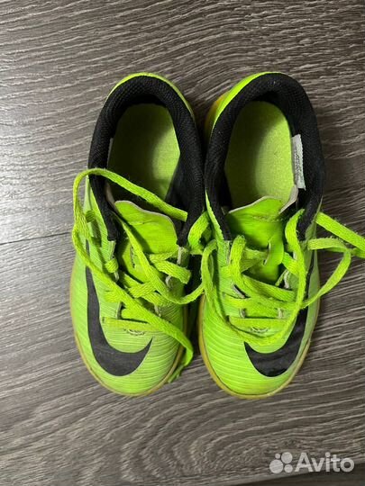 Футбольные бутсы для зала с плоской подошвой р. 28