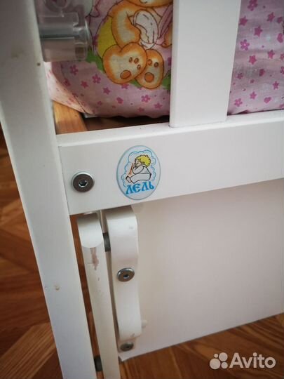 Детская кроватка с маятником и ящиком