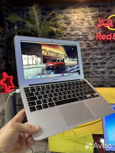 Apple MacBook Air 11 core i5 4gb ssd64gb