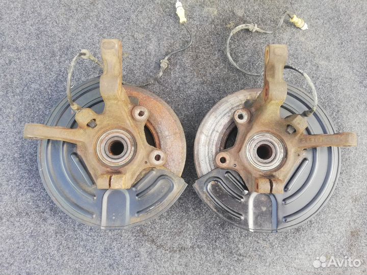 Кулак поворотный передний Рено Симбол 1.4л АКПП