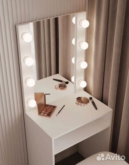 Туалетный столик с зеркалом и подсветкой