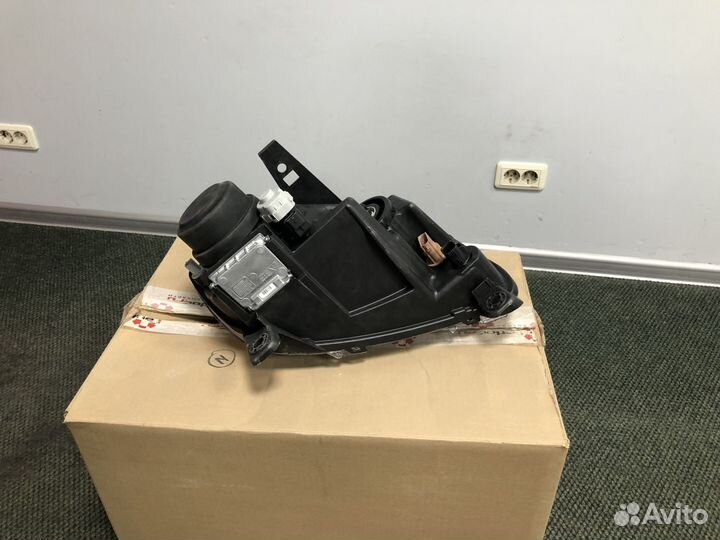 Фара ксенон Grand Cherokee WK2