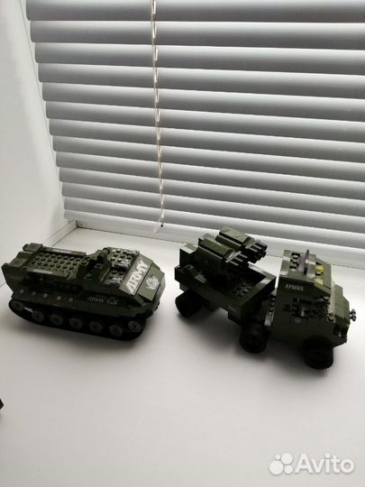 Набор военных машин и солдат