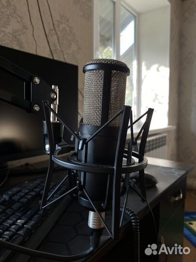 Студийный микрофон akg p220