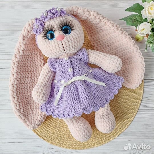 Вязаная игрушка Зайка в платье ручной работы