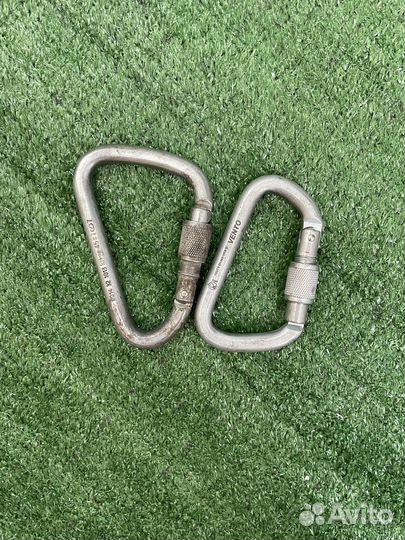 Восьмерка для спуска и караьины