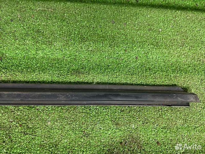 Молдинг двери передний правый Toyota Celica ZZT230