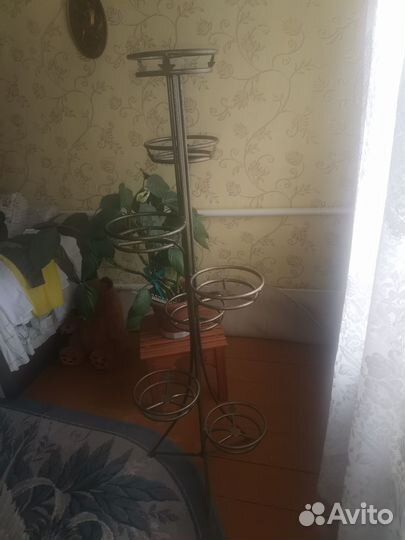 Подставка под цветы металлическая