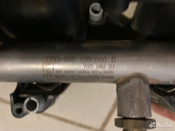 Топливная рампа прав Audi A4 06E130090D