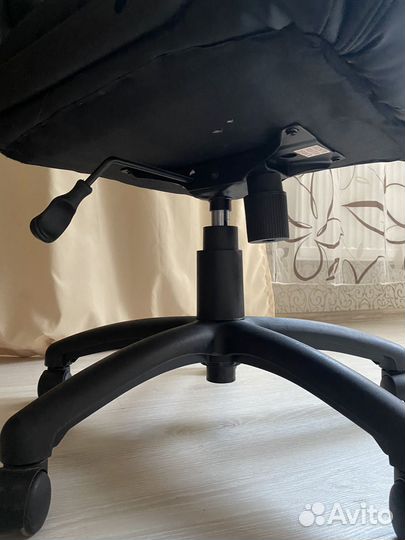 Офисное кожаное кресло