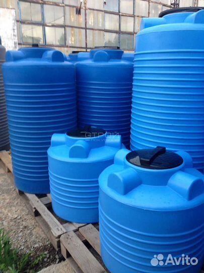 Пластиковые емкости для хранения воды