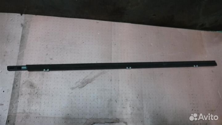 Накладка стекла переднего левого Nissan Primera