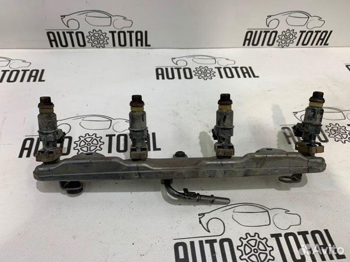 Топливная рампа с форсунками Honda Civic 4D R18A2