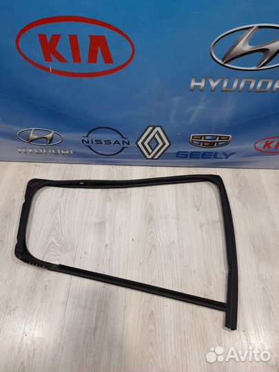 Уплотнитель зад проема стекла двери Renault sander