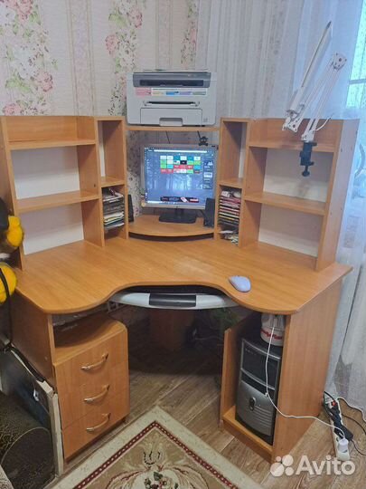 Компьютерный стол угловой с полками