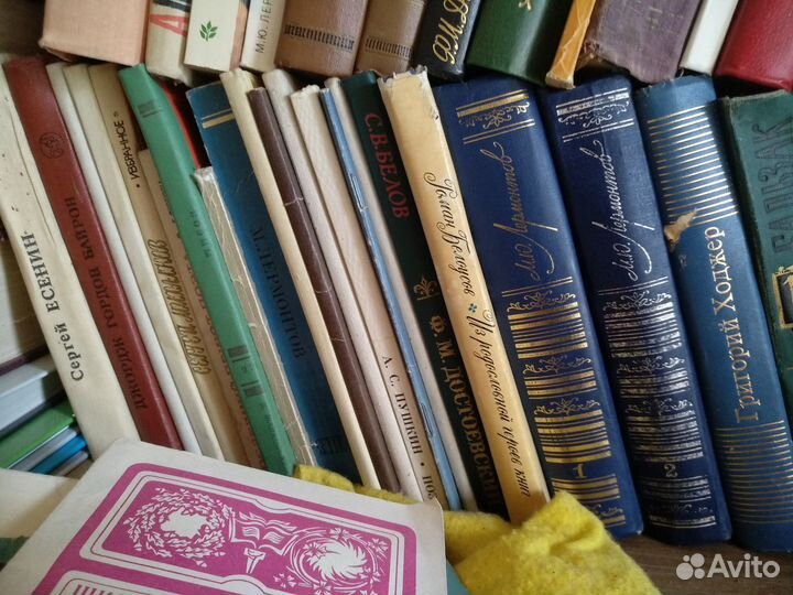 Книги из домашней библиотеки. Очень много